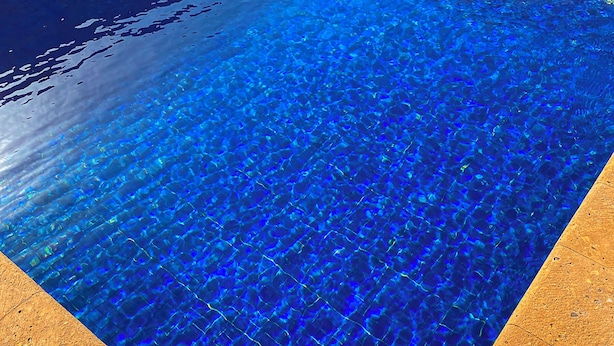 A clear blue pool with a wooden border. - ALTAVISTA (Reynosa)