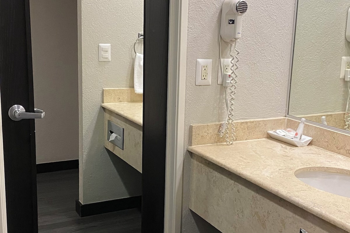 Saç kurutma makinesi, havlu, sabun, şampuan