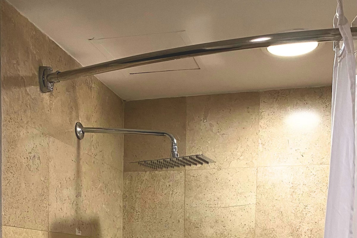 Standard İki Ayrı Yataklı Oda | Banyo | Saç kurutma makinesi, havlu, sabun, şampuan