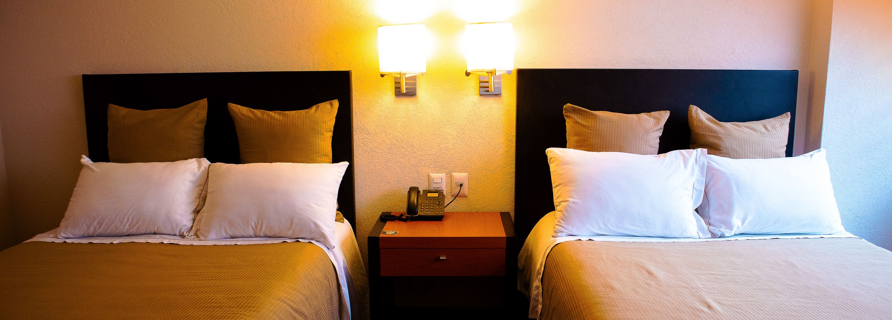 Tomannsrom – standard | Dundyner, skrivebord, skrivebord for bærbar PC og blendingsgardiner