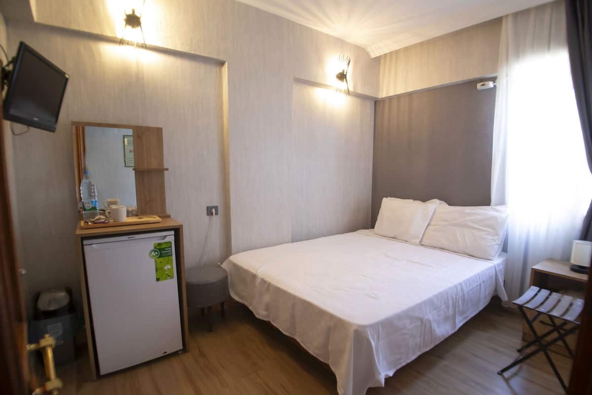 Quarto casal ou duplo econômico, para não fumantes, vista para a cidade | Roupas de cama premium, frigobar (abastecido com itens grátis)