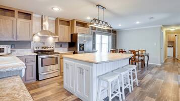 Fridge, microwave, stovetop, dishwasher
