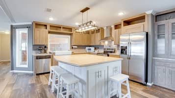 Fridge, microwave, stovetop, dishwasher
