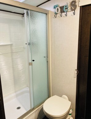 Shower, hair dryer, towels, soap - You’re on island time at “The Island Girl”. (Big Pine Key)