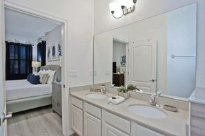 Hair dryer, towels, soap, shampoo - Spacious *6Br* Home with Pool, Jacuzzi, BBQ (Kissimmee)