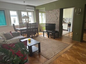 Smart TV - Sarajevo - Lovely open space with two bedrooms in historical center. (Sarajevo)