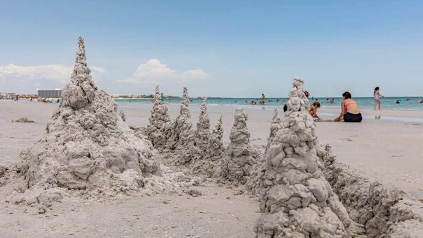A sandy beach with large sand formations and people in the background. - Siesta Keys Neighbor 5min to Beach - Entire Suite Apartment (Sarasota)