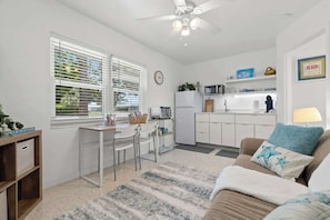 Fridge, microwave, stovetop, coffee/tea maker - Siesta Keys Neighbor 5min to Beach - Entire Suite Apartment (Sarasota)