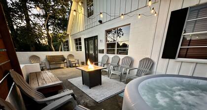 Retro-Chic House at Grand Lake w/ Hot tub Sleeps 12. Minutes from boat ramp!