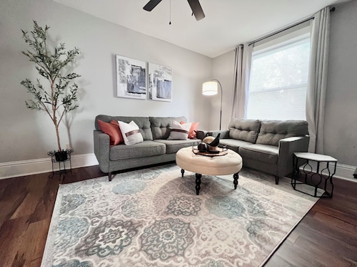 Spacious 3 Bedroom Sleeps 5 - Walk to Botanical Garden - Long Term Pet Friendly