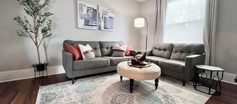 Spacious 3 Bedroom Sleeps 5 - Walk to Botanical Garden - Long Term Pet Friendly