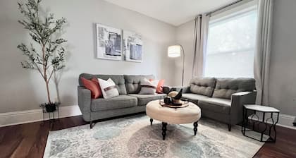 Spacious 3 Bedroom Sleeps 5 - Walk to Botanical Garden - Long Term Pet Friendly