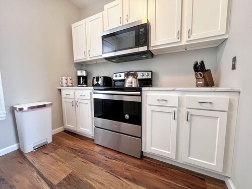 Spacious 3 Bedroom Sleeps 5 - Walk to Botanical Garden - Long Term Pet Friendly