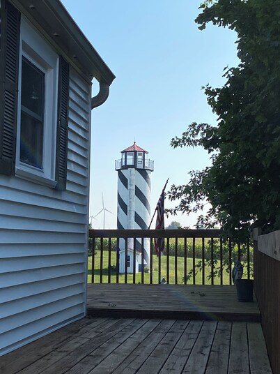 Cozy Farmhouse Retreat, Climb lighthouse, Acres to explore, Dogs ok, Amenities!