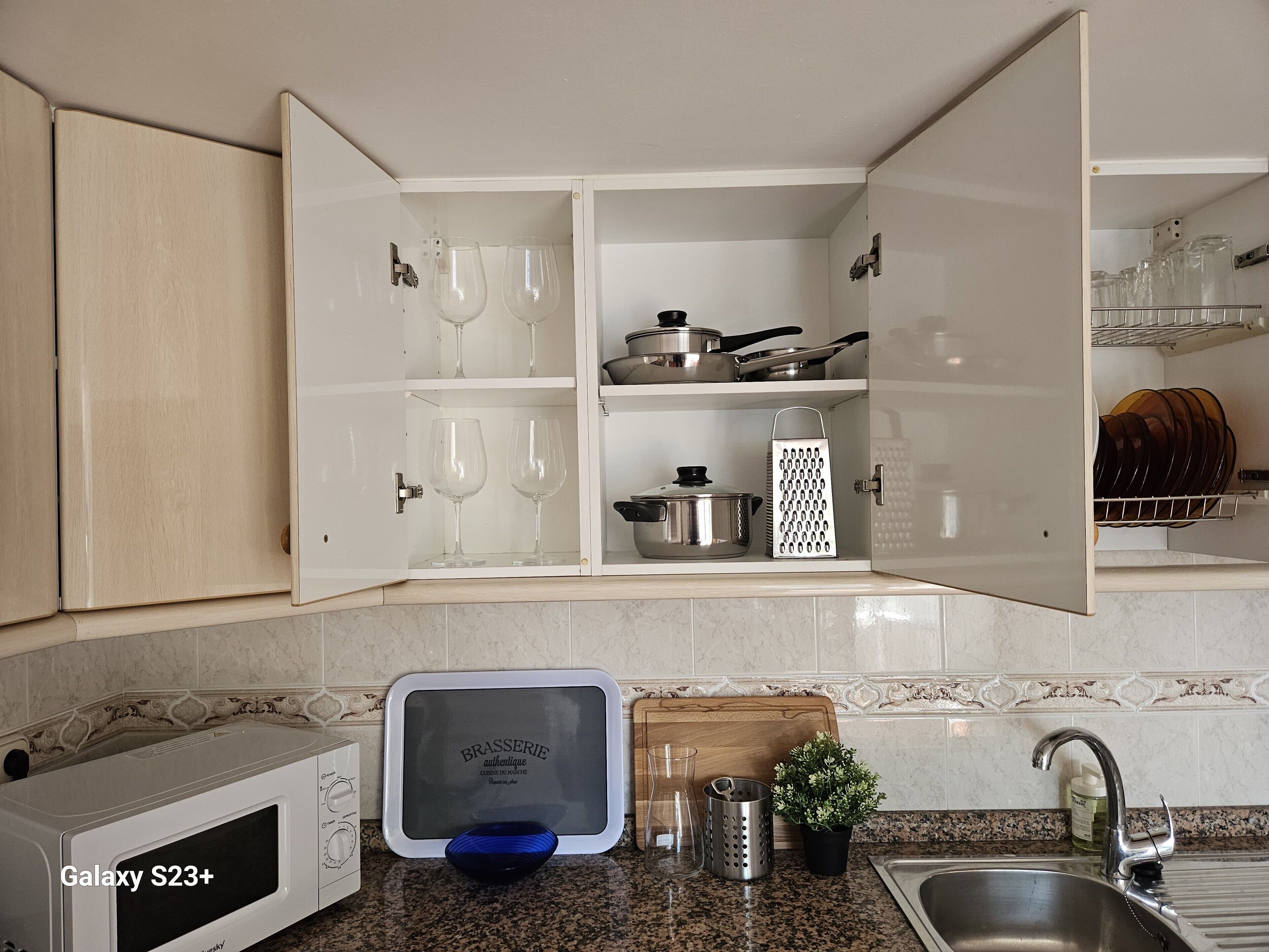 Réfrigérateur, batterie de cuisine, vaisselle et ustensiles