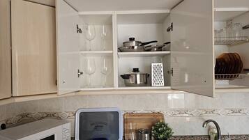 Réfrigérateur, batterie de cuisine, vaisselle et ustensiles