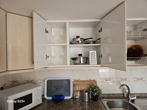 Kjøleskap og kjøkkenutstyr