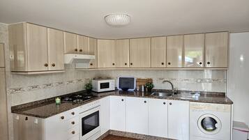 Kylskåp och grytor/köksredskap