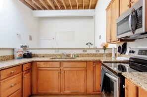 Kjøleskap, mikrobølgeovn, ovn og kokeplater