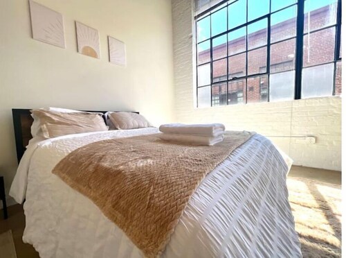 Luxury Loft w/Skylight - Heart of Scott’s Addition