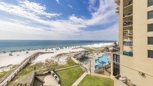 Un hotel frente a la playa con piscina, acceso directo a la playa y vistas al océano.