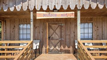 Un edificio de madera rústico con un letrero que dice 'BOURBON WAY'.