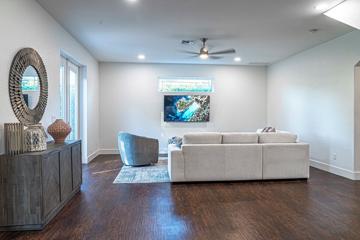 Photo 6 of Modern 5 Bed Home Near Downtown Naples/Beach!