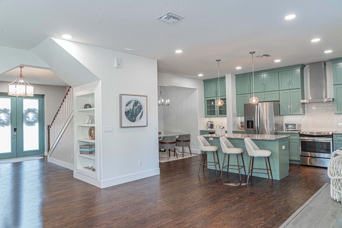 Photo 7 of Modern 5 Bed Home Near Downtown Naples/Beach!