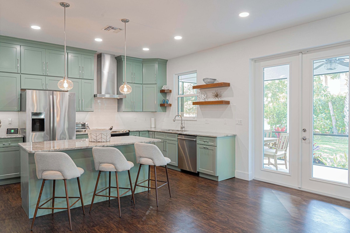 Photo 11 of Modern 5 Bed Home Near Downtown Naples/Beach!