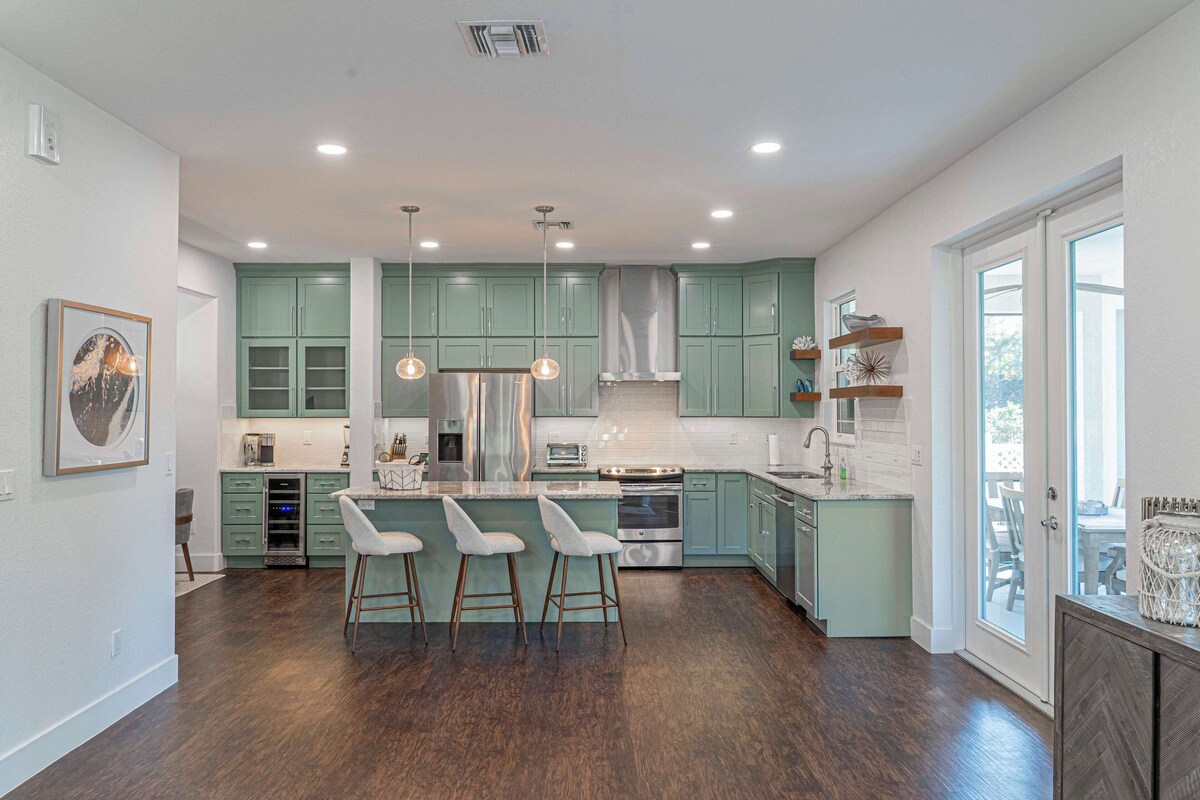 Photo 8 of Modern 5 Bed Home Near Downtown Naples/Beach!