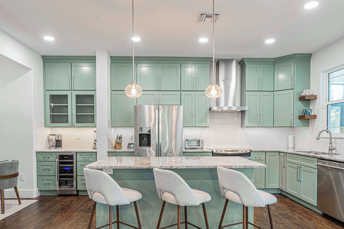 Photo 10 of Modern 5 Bed Home Near Downtown Naples/Beach!