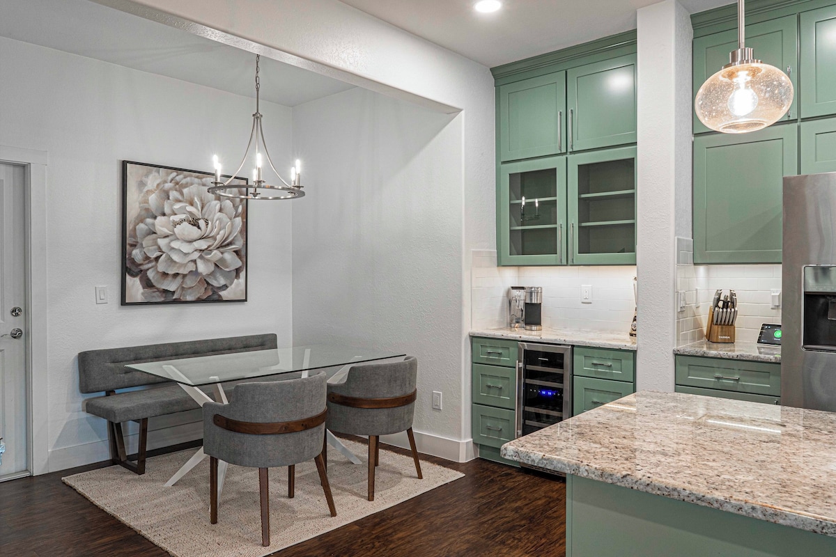 Photo 9 of Modern 5 Bed Home Near Downtown Naples/Beach!