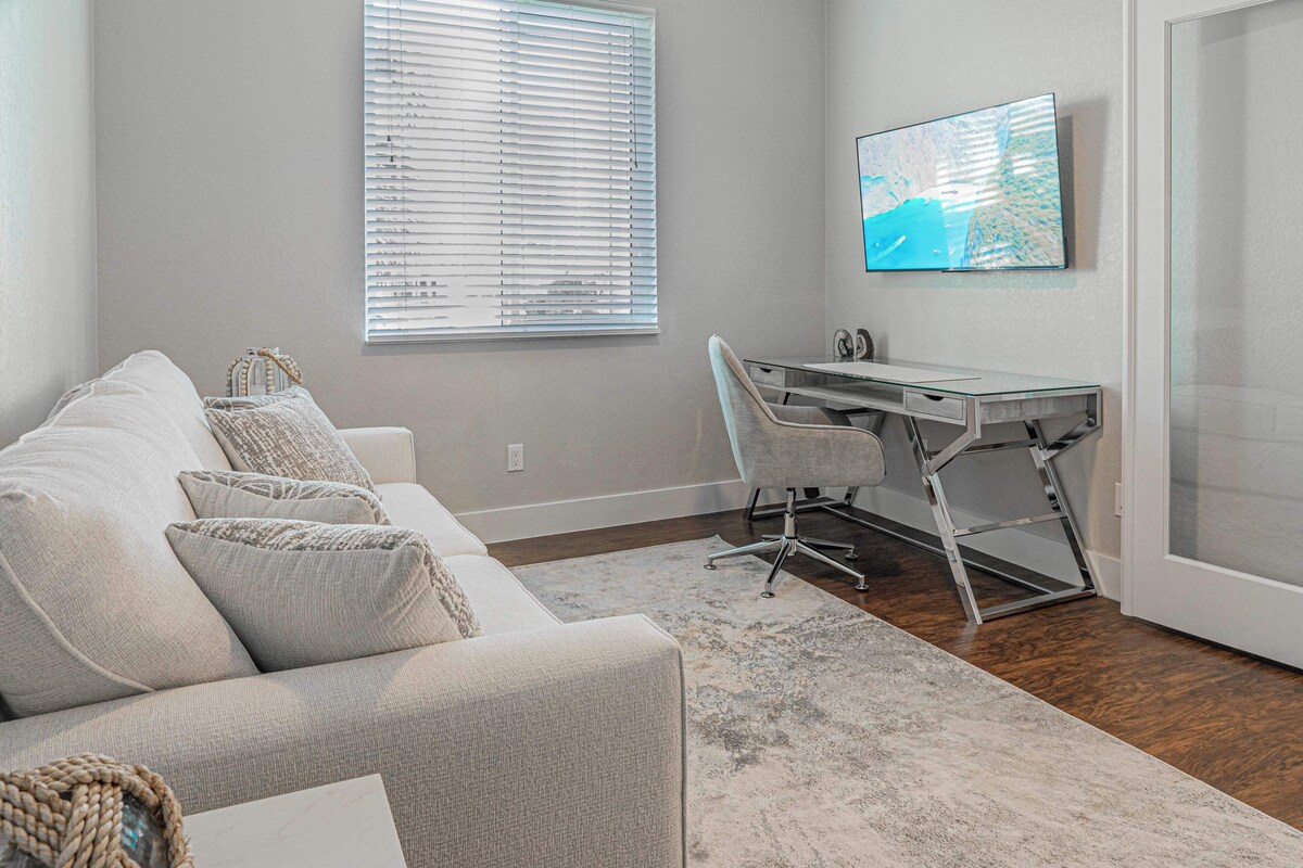 Photo 15 of Modern 5 Bed Home Near Downtown Naples/Beach!