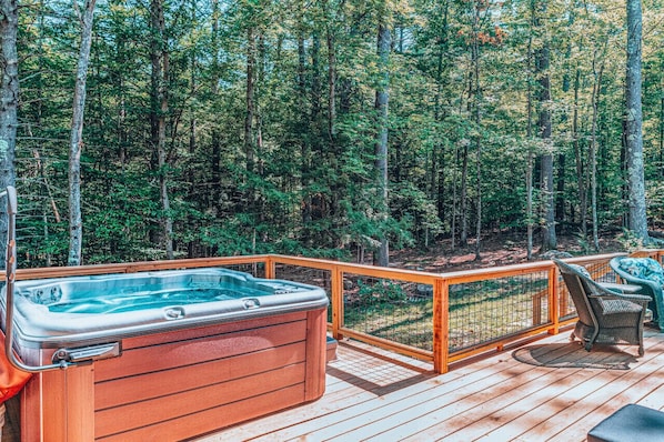 Outdoor spa tub - Plays well with others! (Conway)