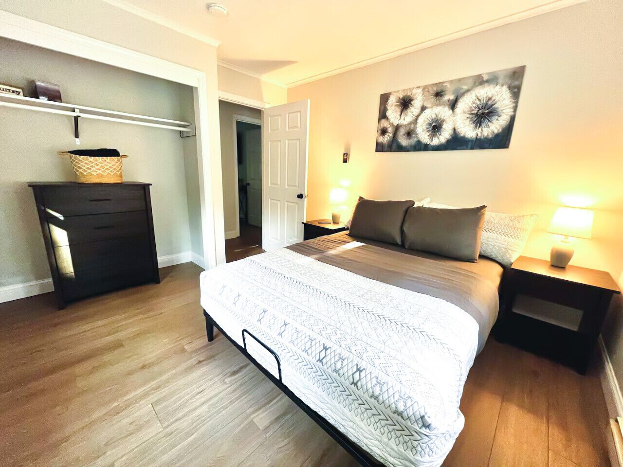 3 habitaciones, tabla de planchar con plancha y cuna de viaje 