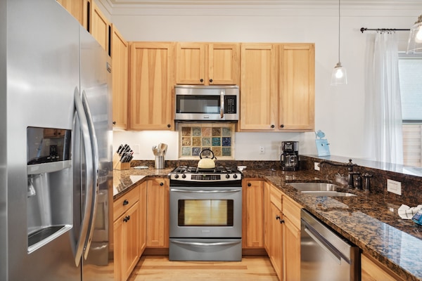 Full-sized fridge, microwave, oven, stovetop