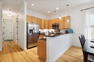 Refrigerador con freezer, microondas, horno, placa de cocina