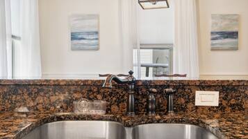 Full-sized fridge, microwave, oven, stovetop