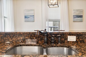 Ψυγείο κανονικού μεγέθους, φούρνος μικροκυμάτων, φούρνος