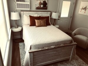 Tabla de planchar con plancha, wifi y ropa de cama