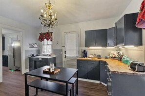 Private kitchen - Spacious 5 Bedroom In The Desirable area Of Park Ave Welcomes Large Groups (Rochester)