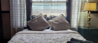 Spacious 5 Bedroom In The Desirable area Of Park Ave Welcomes Large Groups