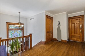 Interior - Spacious 5 Bedroom In The Desirable area Of Park Ave Welcomes Large Groups (Rochester)