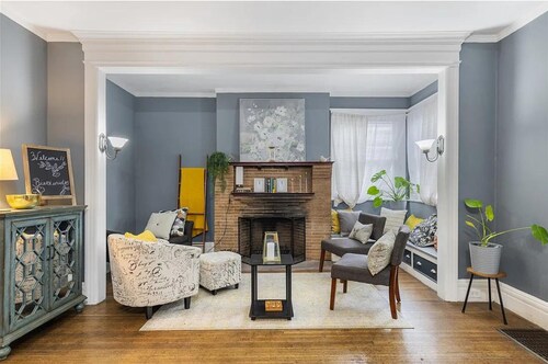 Spacious 5 Bedroom In The Desirable area Of Park Ave Welcomes Large Groups 