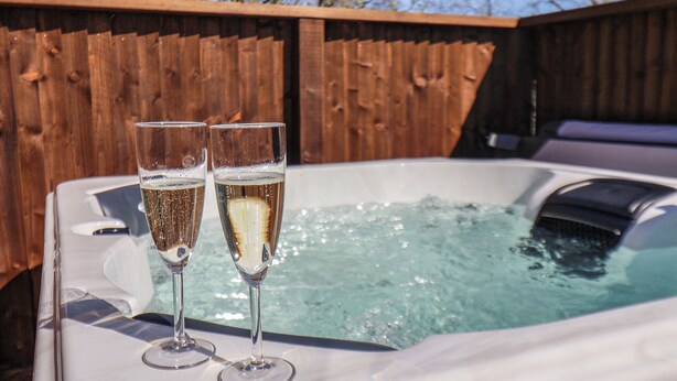 Un bain à remous avec deux coupes de champagne.