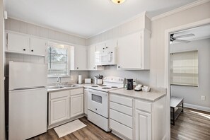 Kylskåp, mikrovågsugn, ugn och spishäll