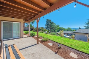 Terrace/patio - Dundee Hills Haven | King Suite, Sauna & Views (Dundee)