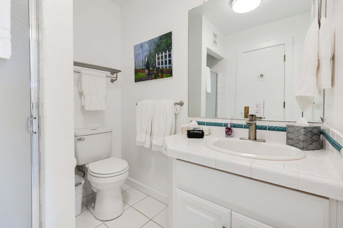 Een douche, een haardroger, handdoeken, zeep