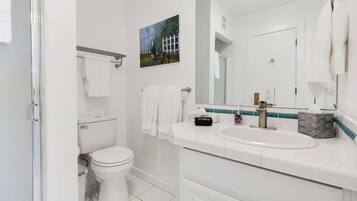 Een douche, een haardroger, handdoeken, zeep