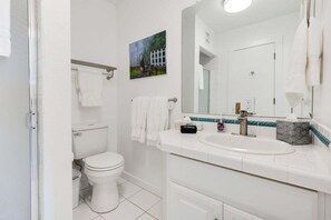 Chuveiro, secador de cabelo, toalhas de banho, sabonete